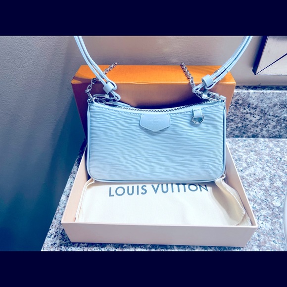 Louis Vuitton Easy Pouch on Strap. Epi Leather. - Picture 1 of 7